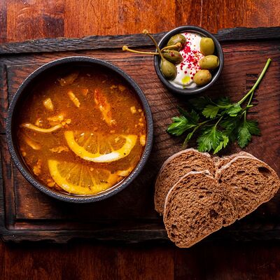 Солянка мясная с телячьими щеками и свининой на углях в Гости Рестопаб по цене 25 р.