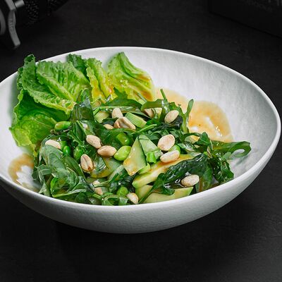 Большой зеленый салат с арахисовым соусом в Интонация по цене 810 ₽