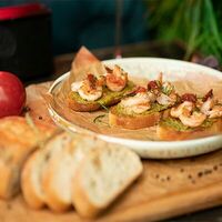 Брускетта с рукколой, креветками и вялеными томатами в Veranda Bar