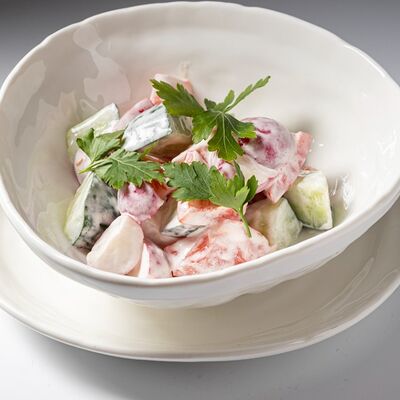 Овощной салат с домашней сметаной в Тирольские пироги по цене 450 ₽