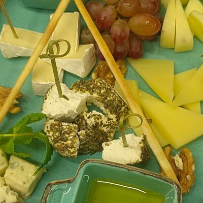 Ассорти сыров с медом и чатни из смородины в Beer is like wine по цене 1710 ₽