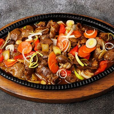 Куриные желудочки на сковороде в Sushi & More по цене 390 ₽