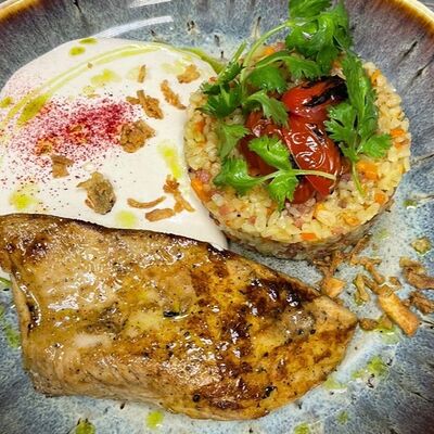 Индейка на гриле с табле из булгура и соусом тоннато в To mesto по цене 990 ₽