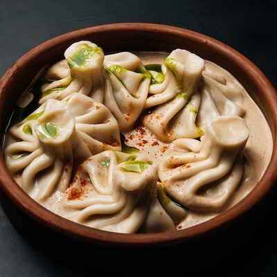 Патара-хинкали с курицей в соусе шкмерули в ТВИШИ по цене 840 ₽