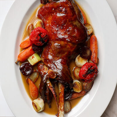 Лопатка ягненка с запеченными овощами в Londri по цене 6300 ₽