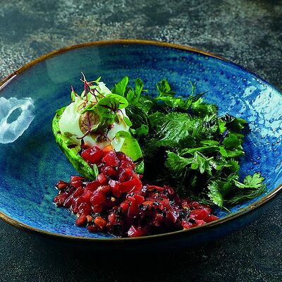 Печеное авокадо с сальсой из томатов и яйцом пашот в Баклажан в ТЦ 