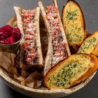 Запеченный костный мозг с сальсой из томатов и хрустящим багетом в Мясо и вино по цене 1100 ₽