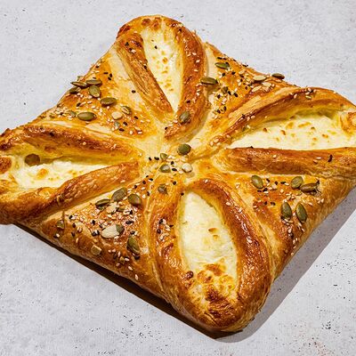 Хачапури с грузинскими сырами в Антрекот по цене 520 ₽