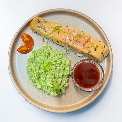 Стейк из лосося с пюре из броколли в The art cafe по цене 1420 ₽
