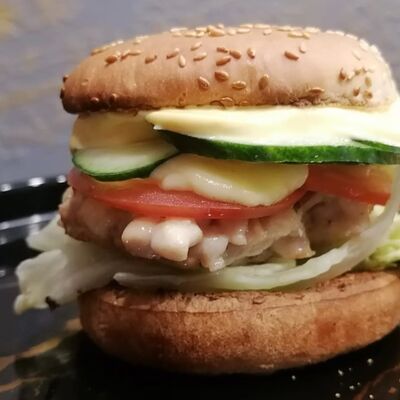 Бургер куриный в Чип и Дейл по цене 330 ₽