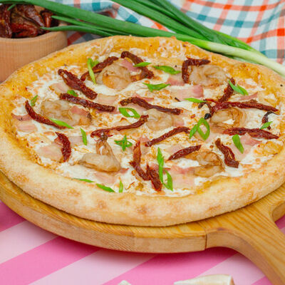 Пицца с креветками и беконом большая в Луиджи & Тосё по цене 699 ₽