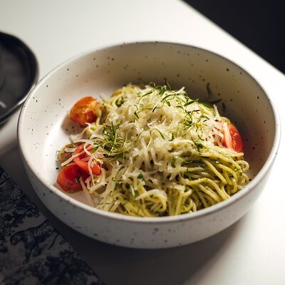 Спагетти с песто и черри в Saint по цене 460 ₽