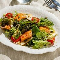 Теплый салат с лососем в Двор Помидор