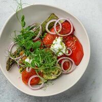 Салат с печеными овощами в Hygge Kafe