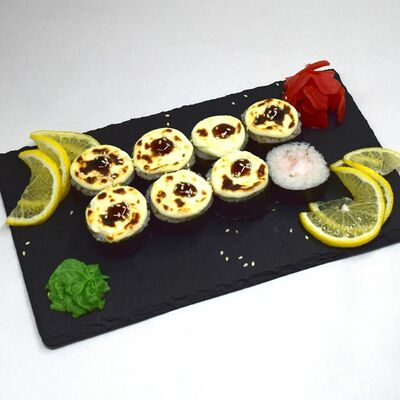 Ролл запеченный с креветкой в Sushi kim по цене 741 ₽