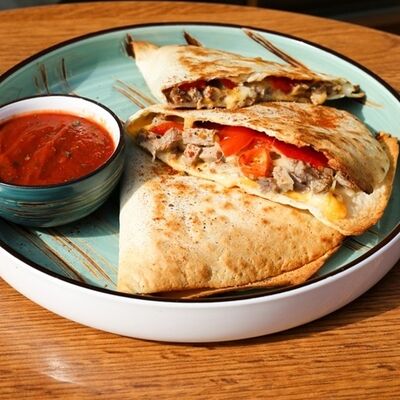 Кесадилья с говядиной и сырным соусом в Mexo Food Bar по цене 610 ₽