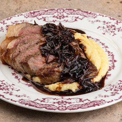 Стейк стриплойн с соусом из красного вина и итальянской полентой с пармезаном в Lili по цене 1900 ₽