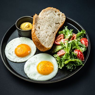 Глазунья из двух яиц с помидорами и зеленью в Два веселых гуся по цене 310 ₽