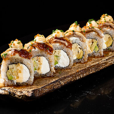 Ролл Филадельфия с угрем в Tsunami Sushi & Cocktails по цене 1490 ₽
