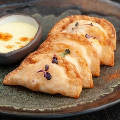 Мини чебуреки с креветкой и крабом в Плавники и клешни по цене 1080 ₽