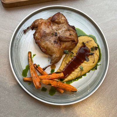 Перепелка с кукурузным кремом и печеным морковью в Венеция по цене 900 ₽