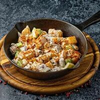 Сковородка с индейкой и соусом дорблю в Mesto Sushi & Grill