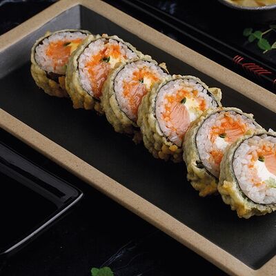 Ролл в темпуре с лососем в Баклажан в ТЦ 