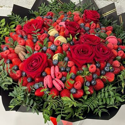 Букет из ягод и цветов в Buketonline - Съедобные букеты и клубника в шоколаде по цене 10890 ₽