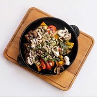 Сковорода с запеченными овощами и сыром фета в Extrovert