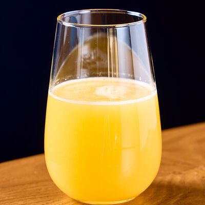 Свежевыжатый апельсиновый сок в NANA Pirveli по цене 545 ₽