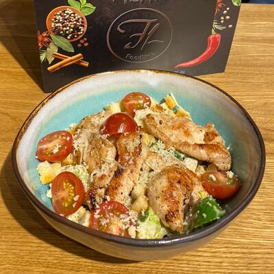 Цезарь с курицей в Foodlink по цене 480 ₽