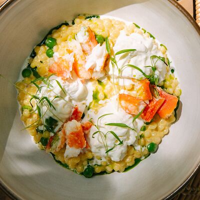 Птитим с карри, зеленым горошком, страчателлой и крабом в Myst по цене 1610 ₽