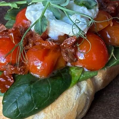 С печеными томатами и страчателлой в Crystal по цене 470 ₽