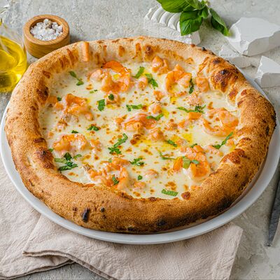 Пицца с лососем и креветками в PizzAmore по цене 1780 ₽