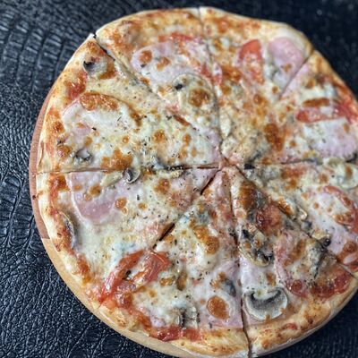 Пицца с ветчиной и грибами в Oscar по цене 680 ₽