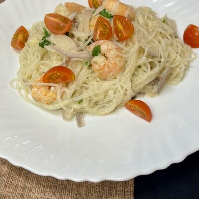 Сливочная фунчоза с креветками в Вилки-Палки по цене 489 ₽