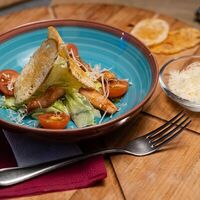 Цезарь с курицей и томатами черри в Chiller Bar