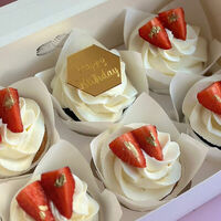 Капкейки с клубникой Happy Birthday в The.cakes_spb