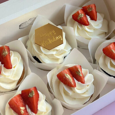 Капкейки с клубникой Happy Birthday в The.cakes_spb по цене 2400 ₽