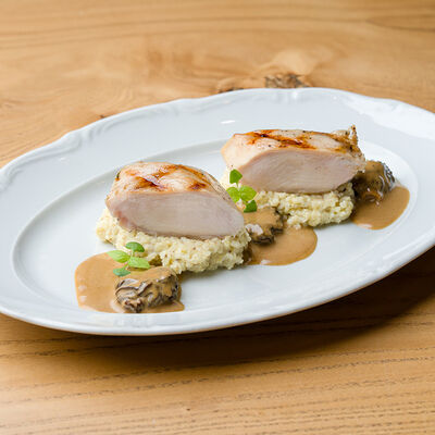Куриная грудка с пшеном, сморчками и перечным соусом в Разжигатели по цене 890 ₽