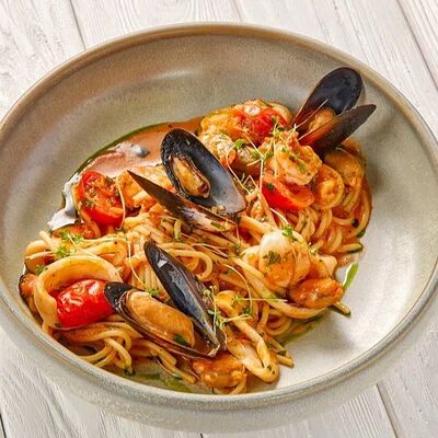 Спагетти с морепродуктами в Пармезан по цене 895 ₽