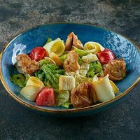 Теплый салат с курицей и копченым сыром сулугуни в Двор Помидор