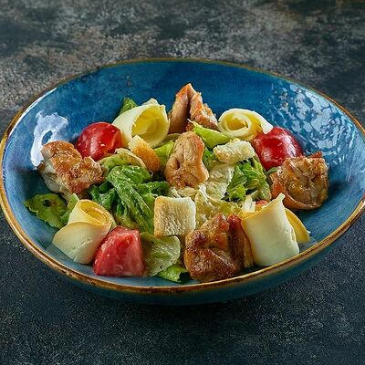 Теплый салат с курицей и копченым сыром сулугуни в Двор Помидор по цене 580