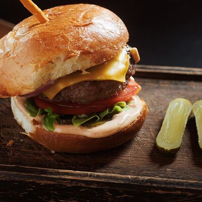 Бургер Classic в Первый сырный бар Friends по цене 790 ₽