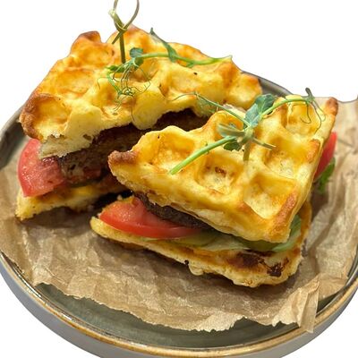 Картофельные сэндвич-вафли с растительным мясом в Friendly по цене 480 ₽