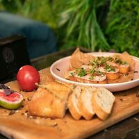Брускетта со слабосоленым лососем в Veranda Bar