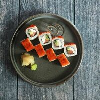 Калифорния с лососем в Is Ku Sushi Ramen Bar