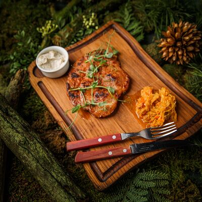 Свиной стейк с капустойв 8 seconds pub по цене 825 ₽