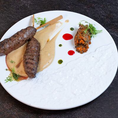 Кебабы из оленины с кремом из картофеля и лисичек в Груша по цене 858 ₽