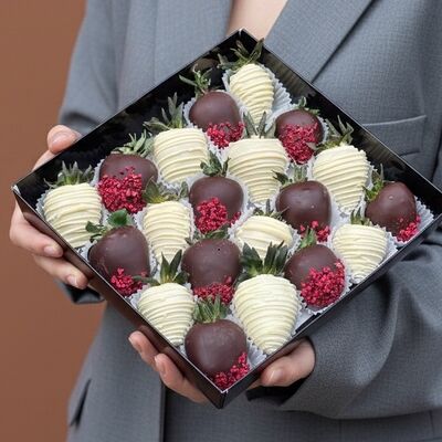 Клубника в шоколаде День и ночь (16-20 шт.) в Luna-Клубника в шоколаде по цене 3990 ₽